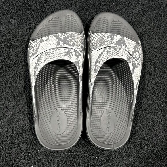 🔥 Oofos Reptile Limited Snake Print Ooaah Recovery Slide Sandals Wmn 10 / EU 41 - Picture 5 of 8
